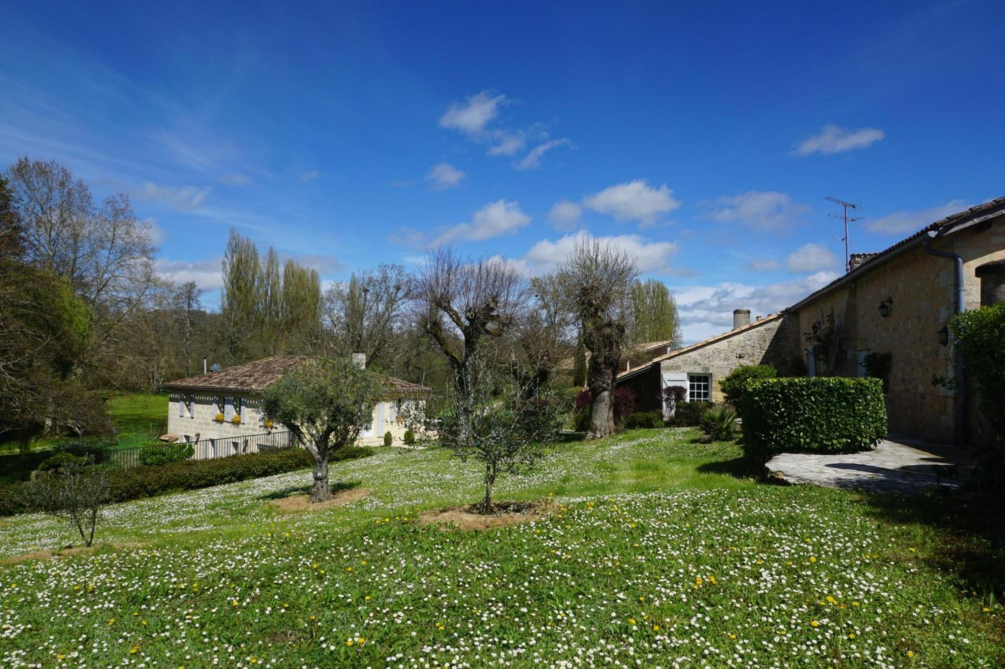 Moulin Notre Dame Hotel Saint-Genes-de-Castillon Bagian luar foto