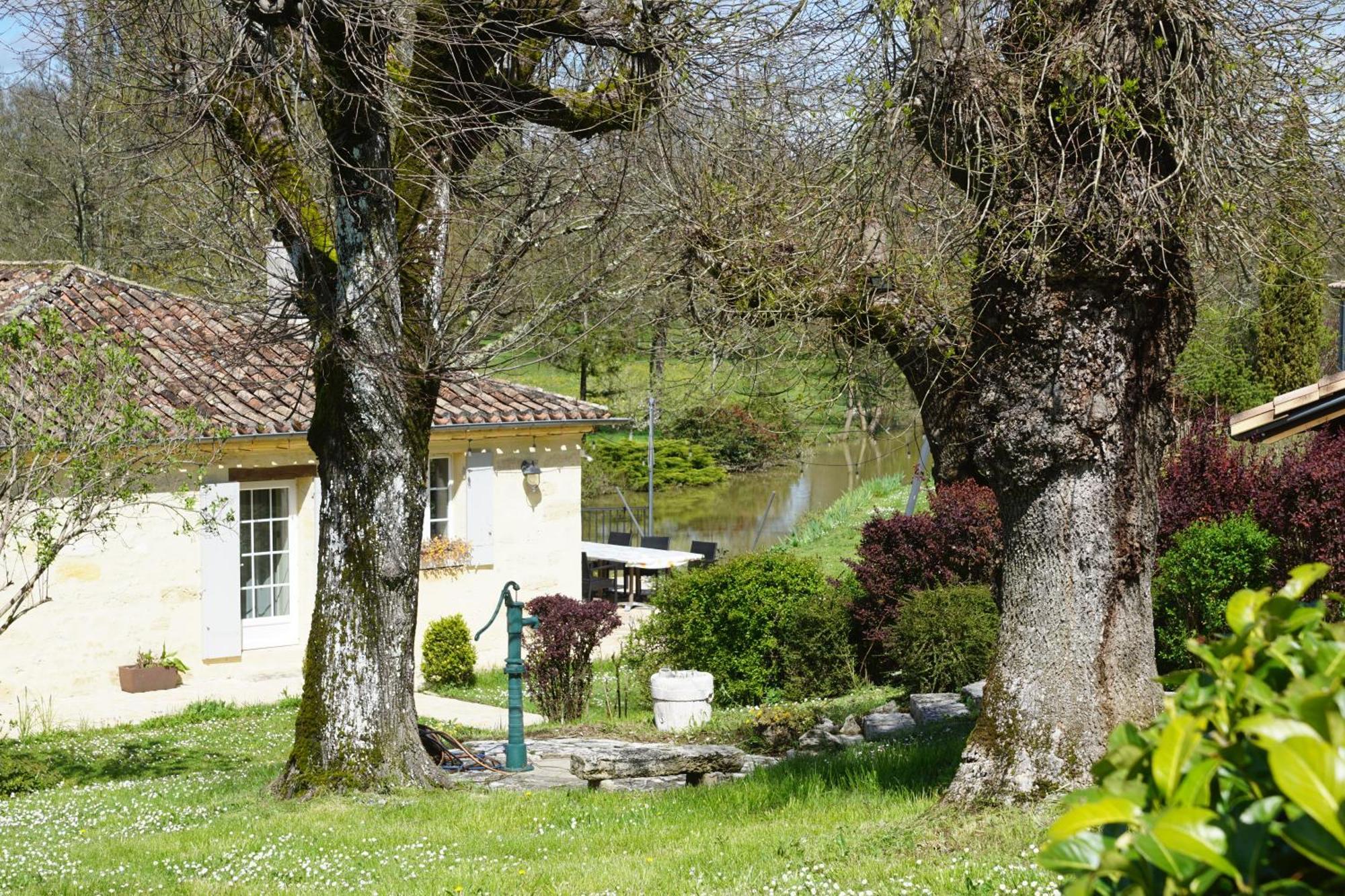 Moulin Notre Dame Hotel Saint-Genes-de-Castillon Bagian luar foto